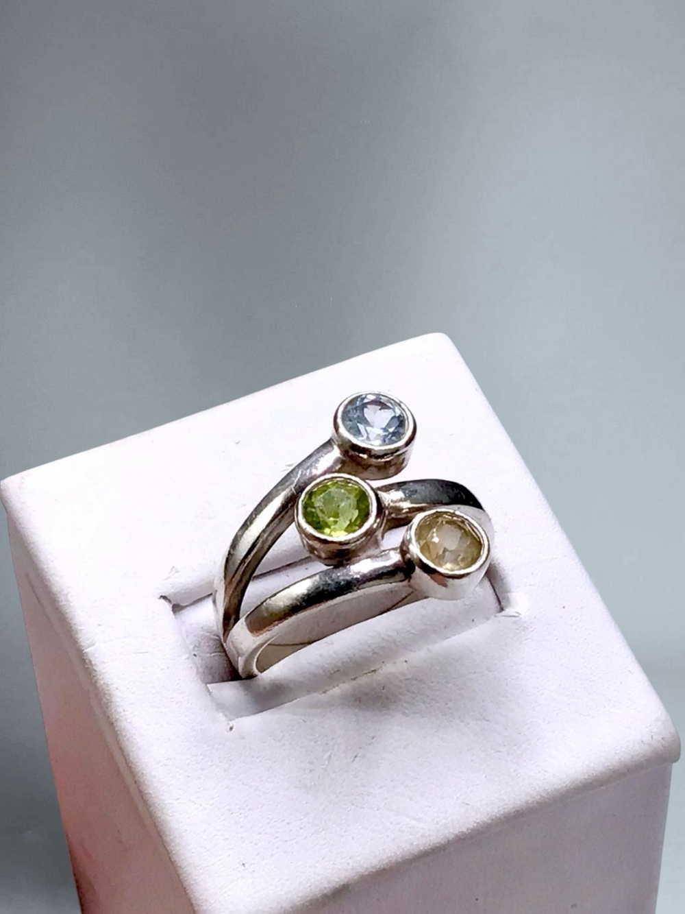 🌺Vintage Sterling & Three Gemstone Ring - Picture 6 of 10